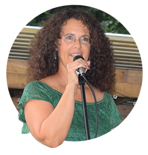 Manuela Krämer moderiert eine Veranstaltung