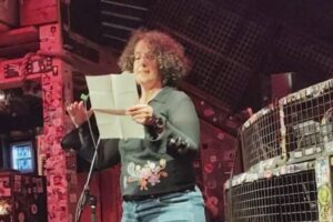 Manuela beim Bahnwörter-Thiel Poetry-Slam in München