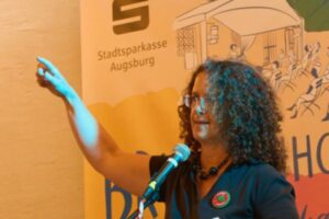 Manuela auf der Lesebühne in Augsburg.
