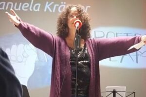 Manuela beim Poetry-Slam im Heimatmuseum Mering.